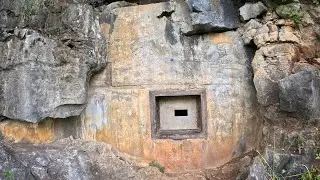 Вы не поверите, что скрывается за этими воротами у обочины шоссе!
