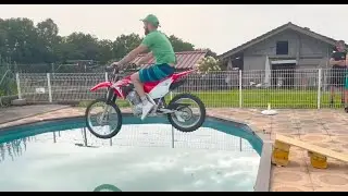 JE SAUTE EN MOTO DANS UNE PISCINE !!