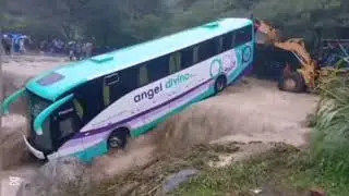Im&aacute;genes del Rescate del Bus arrastrado por crecida de quebrada en Cochabamba 