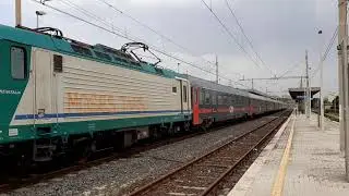 E464.619+464.617 in coda ICN 1529 Roma Termini-Siracusa nella Stazione di Acireale