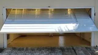 Portão basculante de alumínio branco com motor de 4 segundos