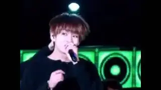 BTS V's various facial expressions on the stage