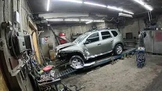 Renault Duster сильный удар в бетонный блок