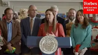 Arkansas Gov. Sarah Huckabee Sanders Wishes State A Merry Christmas At Capitol Holiday Event