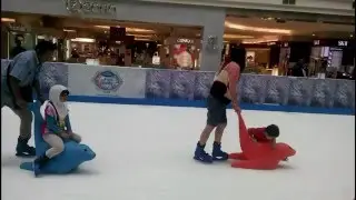Bermain Ice Skating di Pondok Indah Mall