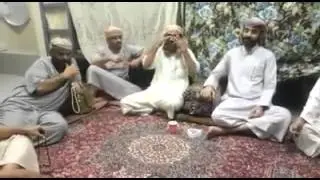 يلقي  هاذه القصيدة عمر محمد ركبه التام وبجانبه ابومراد الدبيشي