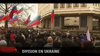 Le drapeau russe sur le Parlement de Crimée en Ukraine en 2014