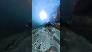 ☀️ I RAGGI di SOLE penetrano l'ACQUA! | Magia nei torrenti #short