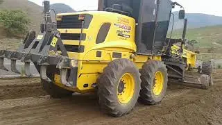 Patrol 140.B new holland espalhando terra.