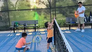 3 years old learns tennis lol