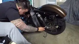 Willie & Max Swing Arm Bag Installation - Harley-Davidson Iron883