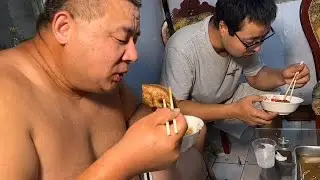 胖哥买十几斤五花肉，做把子肉加虎皮椒，肥而不腻配米饭吃真是香