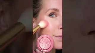 Weekend glow inspiration from @_beautyonreview with our Glow-To Illuminating blush 💓✨