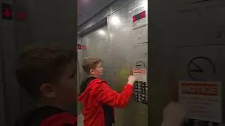 Два восьмиэтажных лифта в гараже Rand в центре Сан-Антонио, штат Техас.