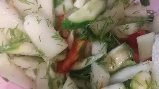 Экзотический салат с дыней и огурцом.