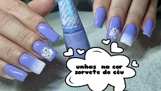 Unhas na cor sorvete do c&eacute;u azul com degrade