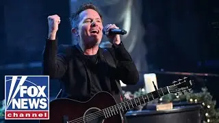 Chris Tomlin performs 'Angels We Have Heard on High'