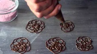 Chokoladegitter &ndash; S&aring;dan laver du et flot chokoladegitter til kagepynt
