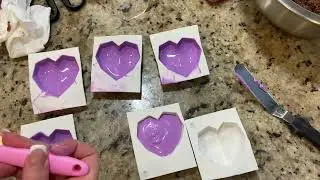 Making and decorating heart shaped cakesicles