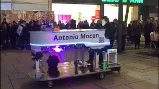 Antonio Macan playing piano in Frankfurt Zeil street (fan made)