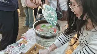 漆扇，大漆于水中，扇子一进一出，独特的色彩纹路，独一无二的漆扇就完成了，Chinese Lacquer Fan | Carol German Life