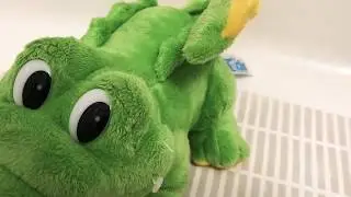 ALLIGATOR Splishing and Splashing Song Singing and Dancing in the Bath Tub Crocodile Plush Kids Toy
