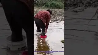 Flood Crossing Trick: Walking Through Water with Plastic Buckets &ndash; Folk Wisdom at Work