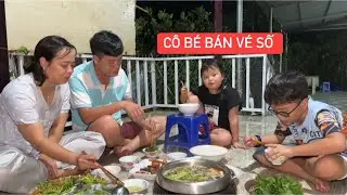 Hai chị em bán vé số may mắn được gia đình Khương Dừa ủng hộ hết vé mà còn mời ăn lẩu mắm siêu ngon
