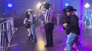 Grupo. Retro.   En. El. Rodeo.  Una.  Noche.  Norteña