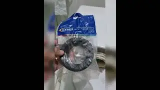 Vazamento entre caixa acoplada e o vaso sanitário.
