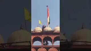 Sikhs and baaz on red fort delhi (lal qila) , tirange ke saath lehraye gye done jhande 26jan,2021