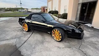 Только что забрал этот RS Camaro Convertible 1989 года с 24-дюймовыми золотыми дисками Rucci и со...