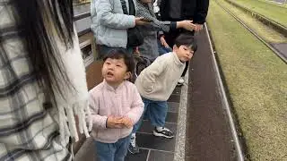 여기요 우리 여기 있어요 ~