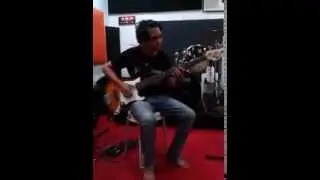 bass 2 hand tapping and slap