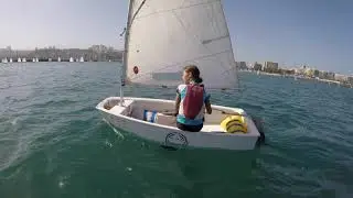Niños comenzando a navegar en Optimist.
