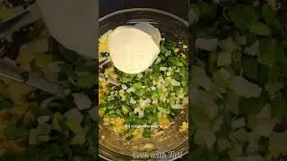 Салат, который почти все делают весной: с зеленым луком и яйцами.