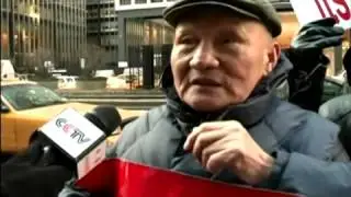Overseas Chinese protest against Abe&acute;s visit outside Japan&acute;s consulate CCTV News   CNTV English