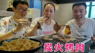 大连特色炭火烤肉，三口人吃7大盘，大片肉烤得滋滋冒油，真解馋