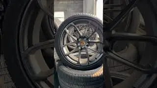21-inch Porsche Macan GTS factory wheelsFront tires: 265/40R21, Rear tires: 295/35R21