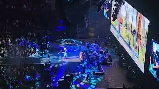 Brad Paisley and his band rockin in Hamilton tonight!!            Dec 12/25