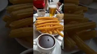 Churros con chocolate en la famosa Chocolater&iacute;a San Gin&eacute;s! La conoces? #churros #chocolate #madrid