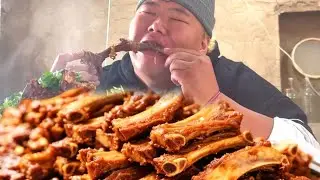 Brother Monkey bought some big spareribs and braised them to eat. It was so delicious!