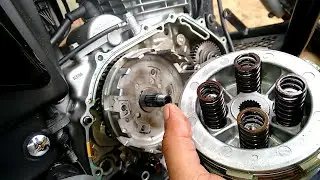 A EMBREAGEM  DA SUA MOTO ESTA RUIM, VEJA ESSE VIDEO. E REDOLVA VC MESMO.