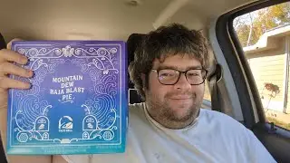 Deadcarpet пробует пирог Mountain Dew Baja Blast из Taco Bell