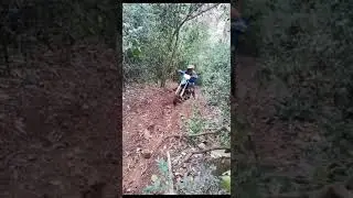 O piloto fera da Husaberg subindo o Everest, em Itapui - SP, 19/8/23