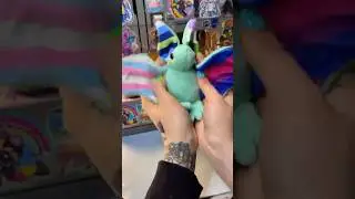 Мягкая игрушка, созданная специально для ЛГБТ-сообщества, с крыльями бисексуала и трансгендера, а...