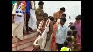 APNGO's President Ashok Babu Takes Holy Dip In Saraswathi Rajahmundry Pushkar Ghat