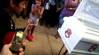 JOVEN DA ULTIMO ADIOS A SU ENAMORADA EN SEPELIO (QUILLABAMBA - ECHARATE)