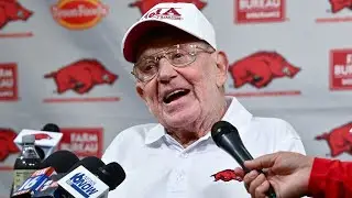 Former Razorbacks coach Lou Holtz with the media before Notre Dame game
