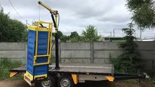Кран на прицеп для погрузки ульев.